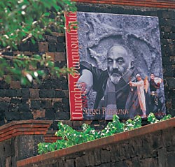 Музей Сергея Параджанова был открыт на его родине сравнительно недавно и никогда не пустует. Здесь собраны коллажи, рисунки и живопись автора знаменитого фильма «Цвет граната»… Музей Сергея Параджанова был открыт на его родине сравнительно недавно и никогда не пустует. Здесь собраны коллажи, рисунки и живопись автора знаменитого фильма «Цвет граната»…