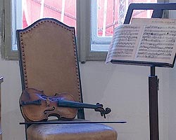 В музей превращена не только квартира Моцарта, но и весь дом. Здесь представлены экспонаты, так или иначе связанные с его эпохой. В музей превращена не только квартира Моцарта, но и весь дом. Здесь представлены экспонаты, так или иначе связанные с его эпохой.