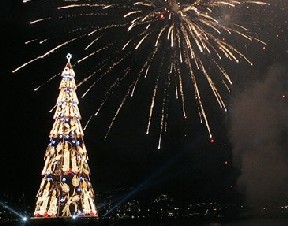 Красочным салютом и вздымающимися, подсвеченными, водяными фонтанами был отмечен спуск на воду главной рождественской ели. Красочным салютом и вздымающимися, подсвеченными, водяными фонтанами был отмечен спуск на воду главной рождественской ели.