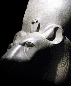 Голова статуи богини Мут-Сехмет из храма Мут. Граувакка. XVIII дин. Луксор, Музей египетского искусства Голова статуи богини Мут-Сехмет из храма Мут. Граувакка. XVIII дин. Луксор, Музей египетского искусства