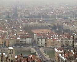 город возник на двух холмах: первый — «холм, который работает», второй — «холм, который молится». город возник на двух холмах: первый — «холм, который работает», второй — «холм, который молится».