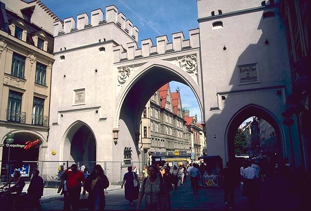 Karlstor - вход в Старый город Karlstor - вход в Старый город