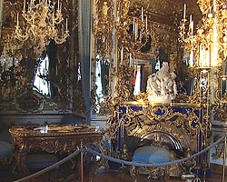 Я бывала во многих дворцах, но такой концентрации роскоши не видела нигде, очень трудно представить, как здесь можно жить. Я бывала во многих дворцах, но такой концентрации роскоши не видела нигде, очень трудно представить, как здесь можно жить.