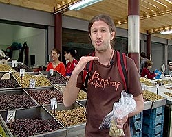 Через дорогу от мясных рядов — овощной рынок. Главный товар на нем — оливки. Через дорогу от мясных рядов — овощной рынок. Главный товар на нем — оливки.