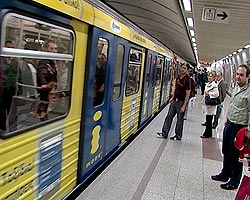 Портом пользуется множество народа, поэтому с городом он связан подземкой Портом пользуется множество народа, поэтому с городом он связан подземкой