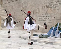 Смена караула — любимый аттракцион туристов, происходит каждый час. Смена караула — любимый аттракцион туристов, происходит каждый час.