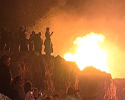 Говорят, в античные времена, раз в год, в день рождения Зевса, из пещеры вырывался столб пламени. Он служил сигналом к началу праздника. Говорят, в античные времена, раз в год, в день рождения Зевса, из пещеры вырывался столб пламени. Он служил сигналом к началу праздника.