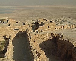 Это — крепость Масада — место паломничества и заграничных туристов, и израильтян. Это — крепость Масада — место паломничества и заграничных туристов, и израильтян.