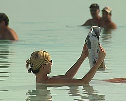 Вода Мертвого моря полезна для людей с кожными, суставными заболеваниями, да что там с заболеваниями, она и для профилактики очень хороша Вода Мертвого моря полезна для людей с кожными, суставными заболеваниями, да что там с заболеваниями, она и для профилактики очень хороша