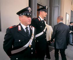 Когда Ла Скала раскрывает вечером двери для публики, в проемах встают карабинеры. Дело не столько в охране порядка, сколько в красоте ритуала Когда Ла Скала раскрывает вечером двери для публики, в проемах встают карабинеры. Дело не столько в охране порядка, сколько в красоте ритуала