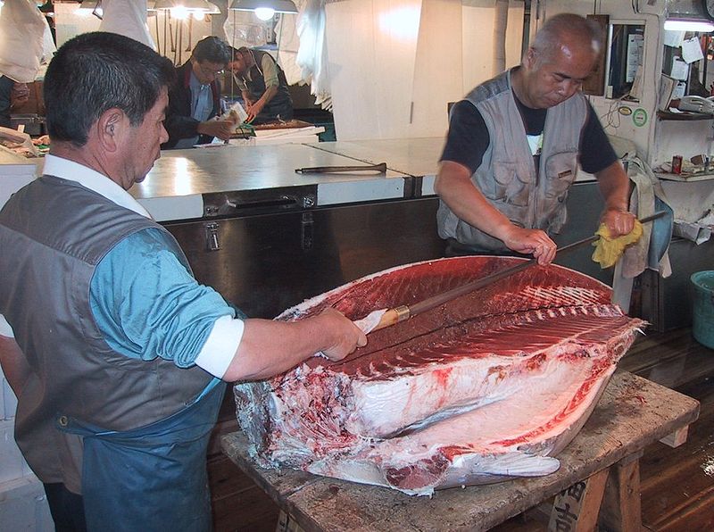 Разделка тунца на рынке Цукидзи