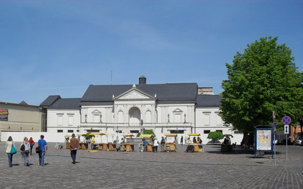 Центральная площадь Клайпеды утром Центральная площадь Клайпеды утром