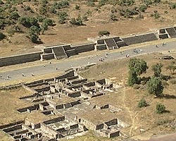 Две пирамиды и храм крылатого змея Кетцалькоатля три главных и лучше всего сохранившихся памятника Теотиуакан. Их окружают развалины сотен, если не тысяч других строений — храмов поменьше, амбаров, мастерских Две пирамиды и храм крылатого змея Кетцалькоатля три главных и лучше всего сохранившихся памятника Теотиуакан. Их окружают развалины сотен, если не тысяч других строений — храмов поменьше, амбаров, мастерских