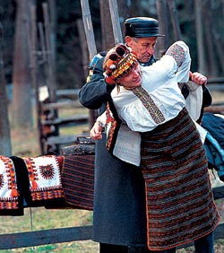 Национальные костюмы лежат в сундуках и редко оттуда вынимаются, разве что для чистки, однако и в теплую погоду многие женщины по «генетической» памяти носят двойные юбки и тройные кофты — как только не жарко им? Национальные костюмы лежат в сундуках и редко оттуда вынимаются, разве что для чистки, однако и в теплую погоду многие женщины по «генетической» памяти носят двойные юбки и тройные кофты — как только не жарко им?