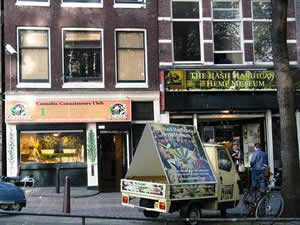 В Амстердаме есть и Музей марихуаны (The Hash Marijuana Hemp Museum), экспозиции которого подробнейшим образом рассказывают о 8000-летней истории использования травки в различных целях. В Амстердаме есть и Музей марихуаны (The Hash Marijuana Hemp Museum), экспозиции которого подробнейшим образом рассказывают о 8000-летней истории использования травки в различных целях.