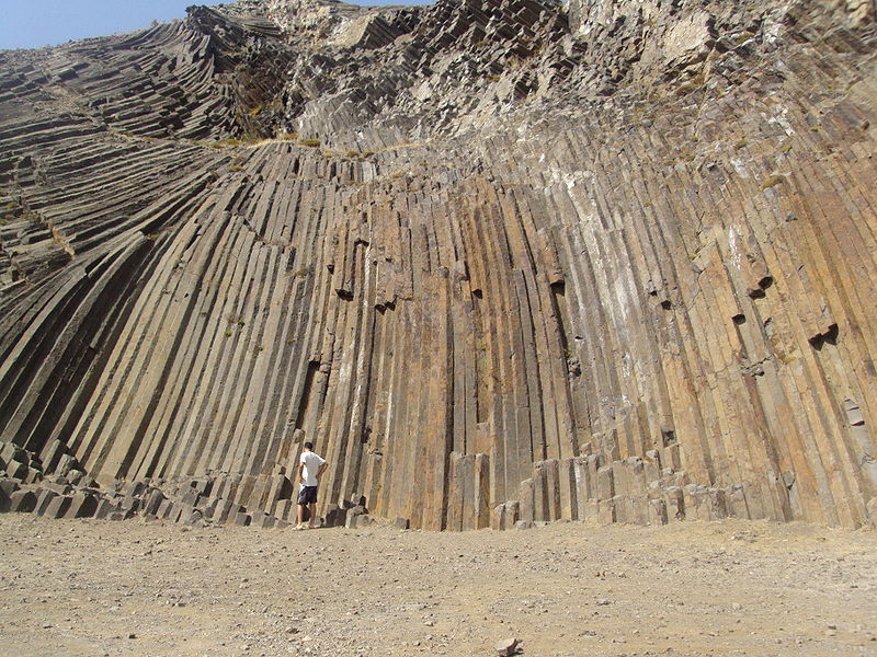 Базальтовые колонны геологического происхождения.