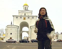 Золотые ворота были парадным въездом в город — через них во Владимир въезжали княжеские дружины, возвращавшиеся с похода Золотые ворота были парадным въездом в город — через них во Владимир въезжали княжеские дружины, возвращавшиеся с похода