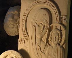 Камнерезы воспроизводят не только крупные скульптурные формы, но и мелкие, например барельефы, требующие от мастера ювелирной точности. Камнерезы воспроизводят не только крупные скульптурные формы, но и мелкие, например барельефы, требующие от мастера ювелирной точности.