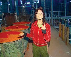 Чтобы получить хрусталь, нужно расплавить шихту, из которой делают хрусталь, в специальных бочках Чтобы получить хрусталь, нужно расплавить шихту, из которой делают хрусталь, в специальных бочках
