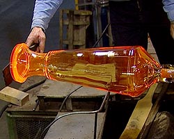 Полуфабрикаты хрустальных изделий, остывшие за ночь в специальной печи, попадают в цех огранки. Здесь на них алмазными резцами наносят рисунок и полируют с помощью химического раствора Полуфабрикаты хрустальных изделий, остывшие за ночь в специальной печи, попадают в цех огранки. Здесь на них алмазными резцами наносят рисунок и полируют с помощью химического раствора