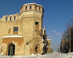 Со стороны усадебный комплекс выглядит как небольшой городок. Каждая его постройка уже сама по себе замок — ну или особняк. Со стороны усадебный комплекс выглядит как небольшой городок. Каждая его постройка уже сама по себе замок — ну или особняк.