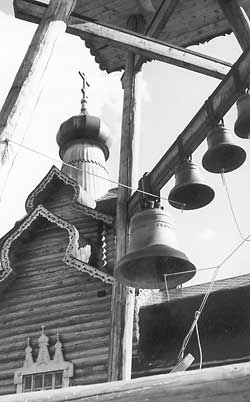 Над озером раздавался звон колоколов и плеск барахтающихся туристов. Над озером раздавался звон колоколов и плеск барахтающихся туристов.