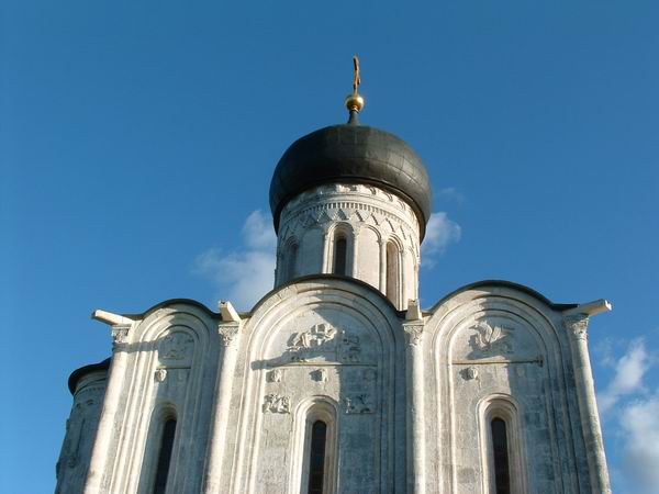 Полукружиям закомар вторят завершения изящно вытянутых окон Полукружиям закомар вторят завершения изящно вытянутых окон