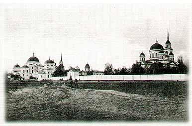Ново-Тихвинский монастырь. Справа - собор св. Александра Невского Ново-Тихвинский монастырь. Справа - собор св. Александра Невского