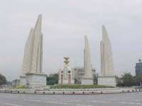 Democracy Monument (или Памятник Демократии) - не особо старая, но имеющая прямое отношение к тайской истории достопримечательность Democracy Monument (или Памятник Демократии) - не особо старая, но имеющая прямое отношение к тайской истории достопримечательность