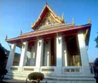 В Wat Pho находится гигантская статуя лежащего Будды (46 метров в длину, 15 - в ширину), украшенного ракушками. В Wat Pho находится гигантская статуя лежащего Будды (46 метров в длину, 15 - в ширину), украшенного ракушками.