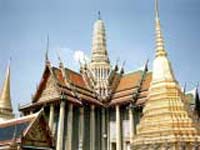Chapel of Emerald Buddha Входящий в комплекс Королевского Дворца, этот храм являлся личным храмом короля Chapel of Emerald Buddha Входящий в комплекс Королевского Дворца, этот храм являлся личным храмом короля