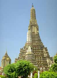 Wat Arun. Расположенный на западном берегу Чао Прайи храм знаменит из-за 79-метровой пагоды, украшенной керамической плиткой и разноцветным фарфором Wat Arun. Расположенный на западном берегу Чао Прайи храм знаменит из-за 79-метровой пагоды, украшенной керамической плиткой и разноцветным фарфором