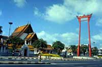 Wat Suthat расположен в центре города на Bamrung Muang Rd. На его строительство ушло 27 лет, но знаменит он из-за части городской стены XIX века Wat Suthat расположен в центре города на Bamrung Muang Rd. На его строительство ушло 27 лет, но знаменит он из-за части городской стены XIX века
