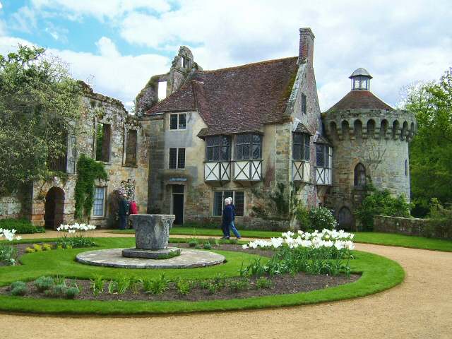 Замок Скотни (Scotney Castle)