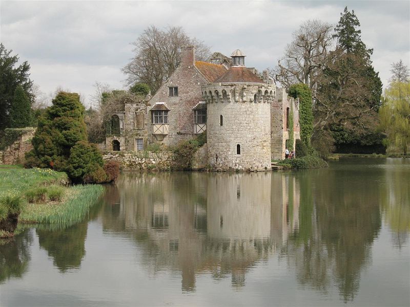 Замок Скотни (Scotney Castle)