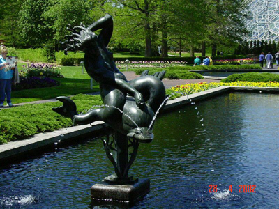 Фотография Статуя в ботаническом саду - St. Louis, MO, USA Статуя в ботаническом саду - St. Louis, MO, USA