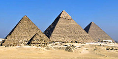 Проход к египетским пирамидам - по пластиковым картам