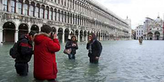 Уровень воды в Венеции достиг рекордно высокой отметки