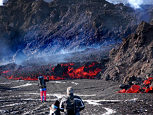 В Исландии повара готовят мясо на лаве извергающегося вулкана