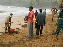 \Туристический рай\ в индийском штате Гоа затягивает нефтяной пленкой