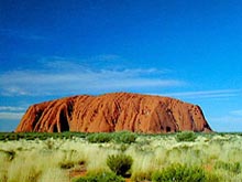 Аборигены пожаловались властям на туристов, которые топчут священную гору