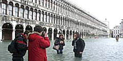 Наводнение в Венеции заставило туристов сидеть в отелях