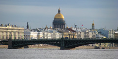 Регистрация для иностранных гостей Петербурга осталась платной