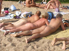 Австралийских нудистов привлекут к уборке мусора в океане