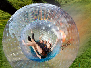 Индия привлекает туристов новым экстремальным развлечением:зорбингом