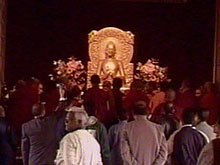 В храмах Индонезии вводят дресс-код для туристов