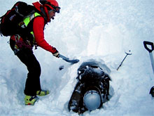 Швейцарский турист выжил, проведя под лавиной рекордные 17 часов
