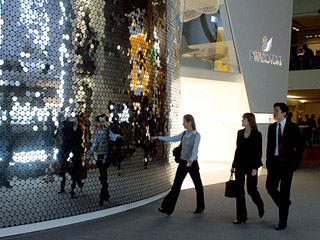 Японский дизайнер создал \живое\ озеро из стекла