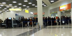 Пассажиры электричек теперь долго ждут очереди на вход в московские аэропорты