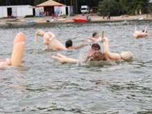 В Новосибирске прошел заплыв на надувных секс-куклах